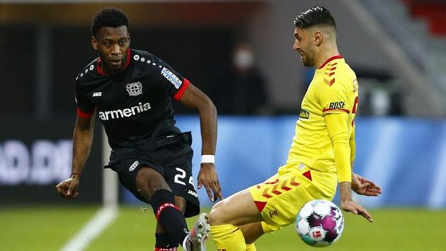 Timothy Fosu-Mensah (vlevo) z Leverkusenu a Vincenzo Grifo z Freiburgu. Timothy Fosu-Mensah (vlevo) z Leverkusenu a Vincenzo Grifo z Freiburgu.
