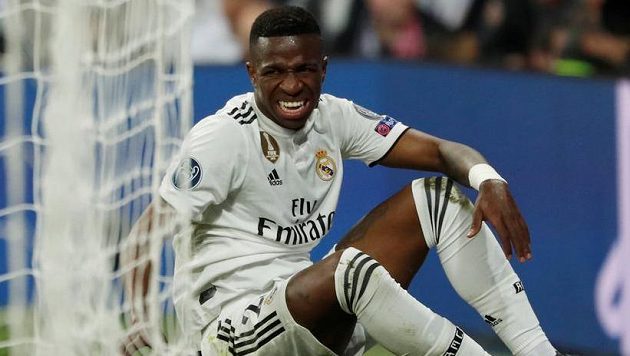 Vinícius si v osmifinále Ligy mistrů proti Ajaxu utrhnul vaz v noze a bude chybět asi dva měsíce Vinícius si v osmifinále Ligy mistrů proti Ajaxu utrhnul vaz v noze a bude chybět asi dva měsíce
