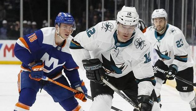 Patrick Marleau (12) v dresu San Jose Sharks při únorovém zápase s New York Islanders. Patrick Marleau (12) v dresu San Jose Sharks při únorovém zápase s New York Islanders.