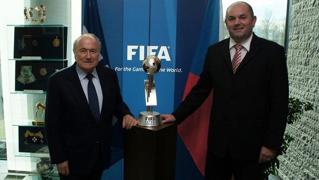 Předseda FIFA Joseph S. Blatter a předseda FAČR Miroslav Pelta při nedávném setkání před trofejí pro mistra světa ve futsalu. Předseda FIFA Joseph S. Blatter a předseda FAČR Miroslav Pelta při nedávném setkání před trofejí pro mistra světa ve futsalu.