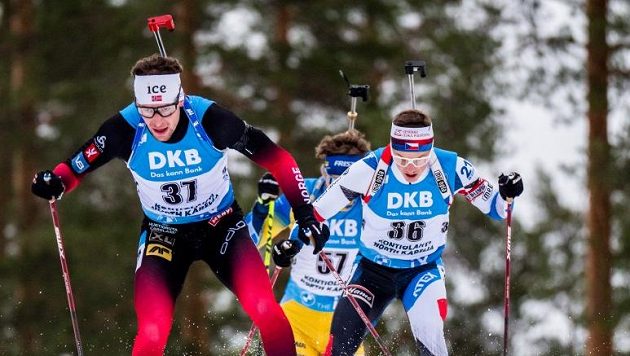 V popředí překvapivý vítěz celého závodu, Nor Sturla Holm Laegreid. Za ním český reprezentant Jakub Štvrtecký. V popředí překvapivý vítěz celého závodu, Nor Sturla Holm Laegreid. Za ním český reprezentant Jakub Štvrtecký.