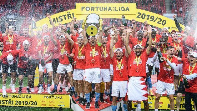 Hráči Slavie slaví po zápase ligový titul. Hráči Slavie slaví po zápase ligový titul.
