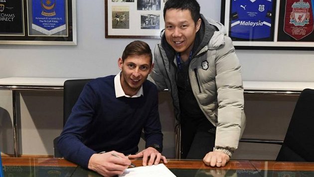 Osmadvacetiletý útočník Emiliano Sala přestoupil v sobotu z Nantes do Cardiffu za 15 milionů liber. Osmadvacetiletý útočník Emiliano Sala přestoupil v sobotu z Nantes do Cardiffu za 15 milionů liber.