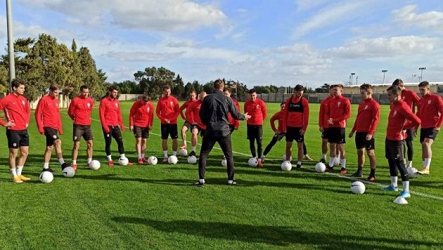Fotbalisté Zbrojovky Brno během tréninku na Maltě. Fotbalisté Zbrojovky Brno během tréninku na Maltě.