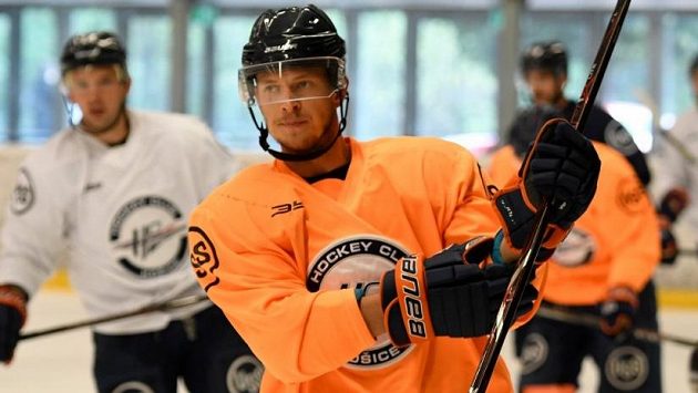 Český hokejový útočník Pavel Klhůfek během tréninku košického týmu. Český hokejový útočník Pavel Klhůfek během tréninku košického týmu.
