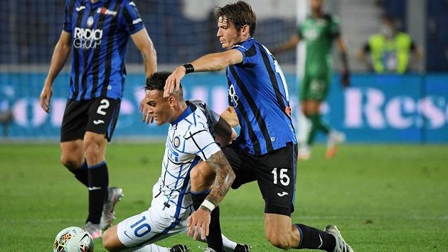 Marten de Roon (10) z Bergama a Lautaro Martinez z Interu Milán. Marten de Roon (10) z Bergama a Lautaro Martinez z Interu Milán.