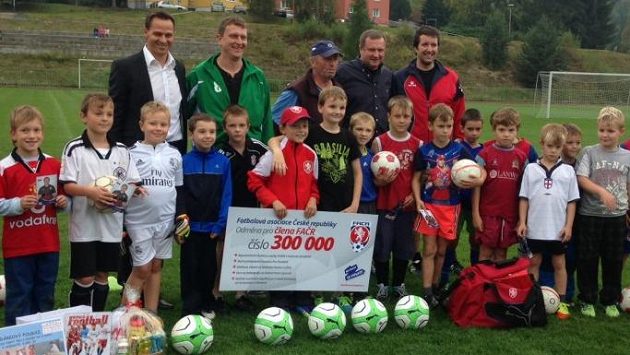 Kluci z Tanvaldu se dočkali velkého překvapení, na jejich trénink dorazil reprezentační kouč Pavel Vrba... Kluci z Tanvaldu se dočkali velkého překvapení, na jejich trénink dorazil reprezentační kouč Pavel Vrba...