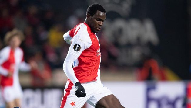 Michael Ngadeu ještě v dresu Slavie při utkání s Chelsea. Michael Ngadeu ještě v dresu Slavie při utkání s Chelsea.