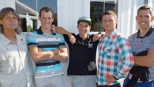 Část české reprezentace pro MS ve vodním slalomu v Londýně. Zleva šéftrenér Jiří Pultera, deblkanoista Marek Šindler, kajakář Jiří Prskavec, deblkanoista Jonáš Kašpar a singlkanoista Stanislav Ježek. Část české reprezentace pro MS ve vodním slalomu v Londýně. Zleva šéftrenér Jiří Pultera, deblkanoista Marek Šindler, kajakář Jiří Prskavec, deblkanoista Jonáš Kašpar a singlkanoista Stanislav Ježek.