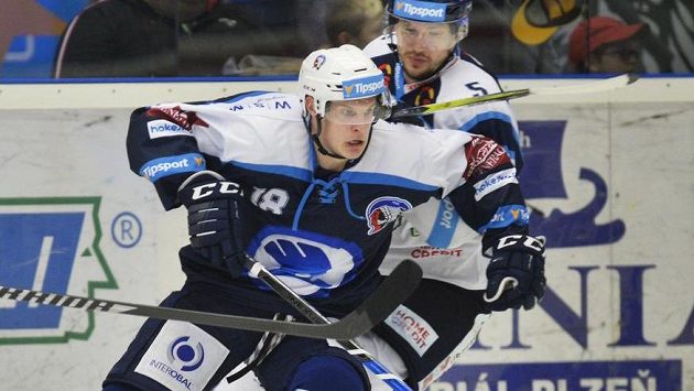 Plzeňský ostrostřelec Dominik Kubalík (vlevo) v souboji Plzeňský ostrostřelec Dominik Kubalík (vlevo) v souboji