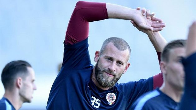 Brankář Sparty Praha David Bičík během předzápasového tréniku v Thunu. Brankář Sparty Praha David Bičík během předzápasového tréniku v Thunu.