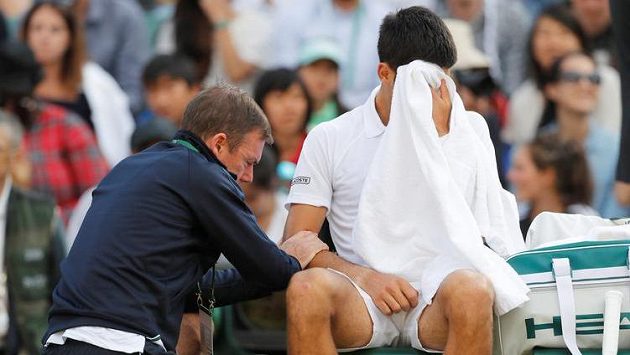 Srb Novak Djokovič v péči fyzioterapeuta při čtvrtfinále s Tomášek Berdychem. Srb Novak Djokovič v péči fyzioterapeuta při čtvrtfinále s Tomášek Berdychem.