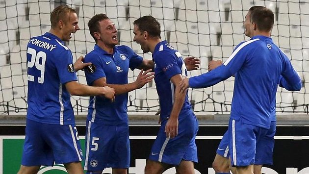 Vladimír Coufal (druhý zleva) se raduje se spoluhráči z Liberce z vítězné trefy proti Olympique Marseille. Vladimír Coufal (druhý zleva) se raduje se spoluhráči z Liberce z vítězné trefy proti Olympique Marseille.