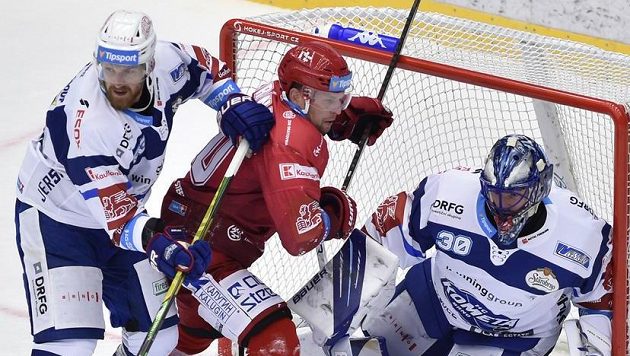 Zleva Rhett Holland z Brna, Petr Vrána z Třince a brankář Brna Matej Tomek. Zleva Rhett Holland z Brna, Petr Vrána z Třince a brankář Brna Matej Tomek.