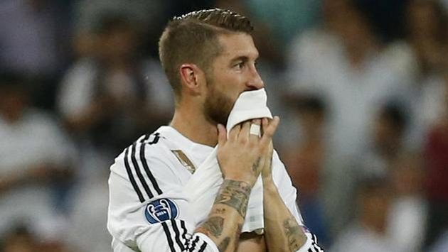 Zklamaný obránce Realu Madrid Sergio Ramos po vyřazení v semifinále Ligy mistrů. Zklamaný obránce Realu Madrid Sergio Ramos po vyřazení v semifinále Ligy mistrů.
