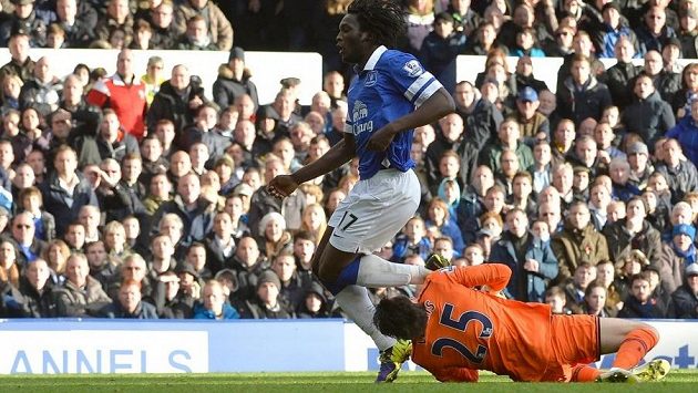Romelu Lukaku z Evertonu v nezaviněné srážce s hlavou brankáře Huga Llorise. Romelu Lukaku z Evertonu v nezaviněné srážce s hlavou brankáře Huga Llorise.