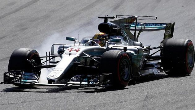 Pilot stáje Mercedes Lewis Hamilton během Velké ceny Itálie. Pilot stáje Mercedes Lewis Hamilton během Velké ceny Itálie.