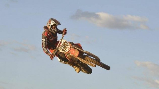 Brazilský motokrosař Edjarde Hipólito tragicky zahynul během závodu v městě Sao Pedro. Brazilský motokrosař Edjarde Hipólito tragicky zahynul během závodu v městě Sao Pedro.