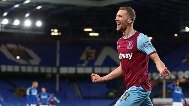 Fotbalista West Hamu Tomáš Souček se raduje z gólu proti Evertonu. Fotbalista West Hamu Tomáš Souček se raduje z gólu proti Evertonu.