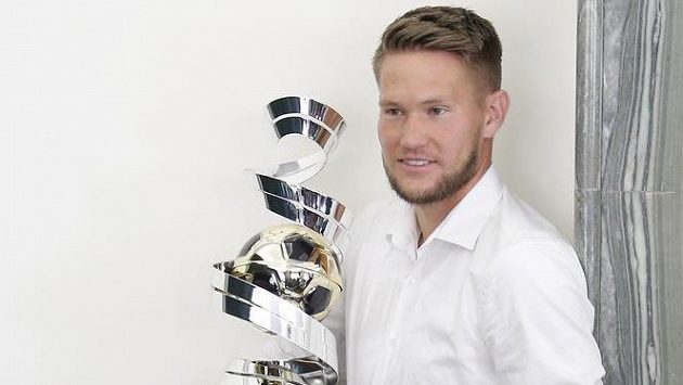 Tomáš Vaclík pózuje s vítěznou trofejí v anketě Zlatý míč České republiky. Tomáš Vaclík pózuje s vítěznou trofejí v anketě Zlatý míč České republiky.