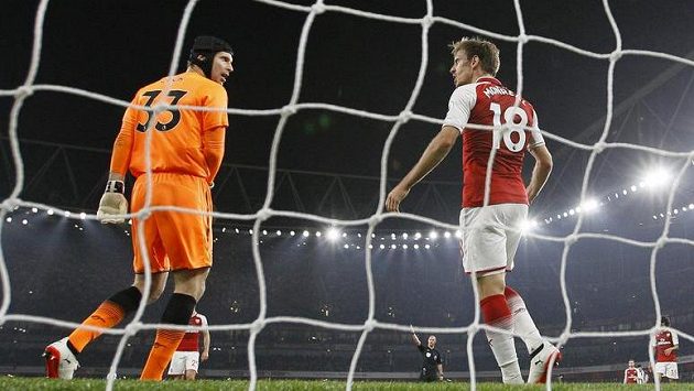 Brankář Arsenalu Petr Čech v diskuzi s Nacho Monrealem poté, co španělský obránce odkopl míč z brankové čáry. Brankář Arsenalu Petr Čech v diskuzi s Nacho Monrealem poté, co španělský obránce odkopl míč z brankové čáry.