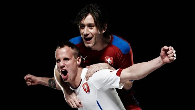 David Limberský v bílém a Tomáš Rosický v červeném představují nové dresy národního týmu. David Limberský v bílém a Tomáš Rosický v červeném představují nové dresy národního týmu.
