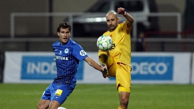 Zleva liberecký Michael Rabušic a Jan Vorel z Dukly. Zleva liberecký Michael Rabušic a Jan Vorel z Dukly.