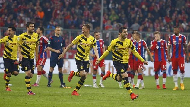 Fotbalisté Borussie Dortmund (vlevo) se radují. Postoupili přes Bayern Mnichov do finále Německého poháru. Fotbalisté Borussie Dortmund (vlevo) se radují. Postoupili přes Bayern Mnichov do finále Německého poháru.
