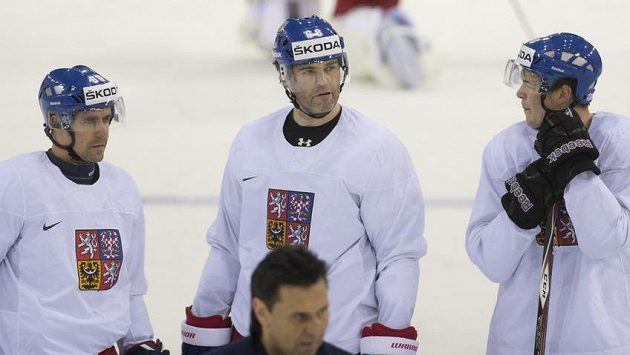 Tomáš Rolinek, Jaromír Jágr a Tomáš Hertl při tréninku české reprezentace. V popředí je trenér Růžička. Tomáš Rolinek, Jaromír Jágr a Tomáš Hertl při tréninku české reprezentace. V popředí je trenér Růžička.