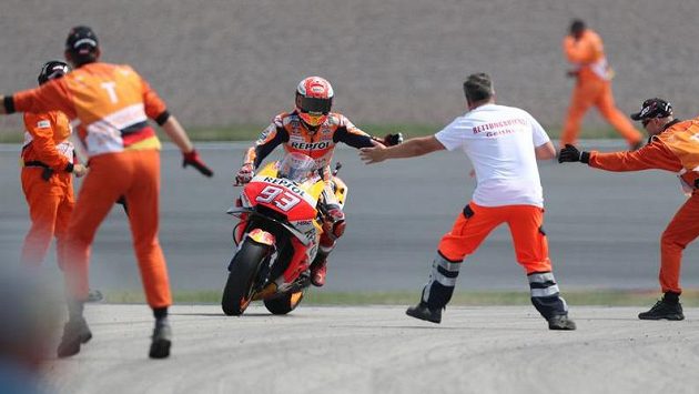 Španělský motocyklista Marc Márquez oslavuje se členy týmu Honda své vítězství ve Velké ceně Německa. Španělský motocyklista Marc Márquez oslavuje se členy týmu Honda své vítězství ve Velké ceně Německa.