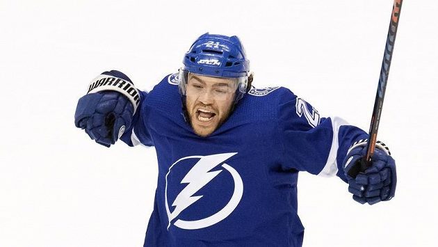 Hrdina! Brayden Point (21) z Tampy Bay se raduje po rozhodujícím gólu proti Columbusu. Hrdina! Brayden Point (21) z Tampy Bay se raduje po rozhodujícím gólu proti Columbusu.