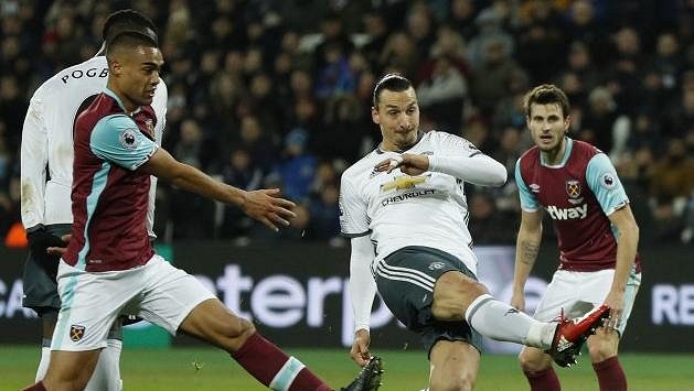 Útočník Zlatan Ibrahimovic (vpravo) střílí gól Manchesteru United do sítě West Hamu. Útočník Zlatan Ibrahimovic (vpravo) střílí gól Manchesteru United do sítě West Hamu.