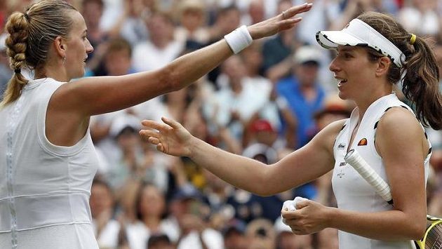 Petra Kvitová gratuluje k postupu své přemožitelce Johanně Kontaové Petra Kvitová gratuluje k postupu své přemožitelce Johanně Kontaové