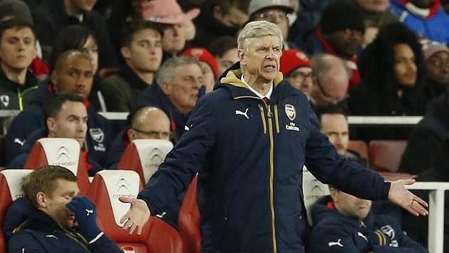 Trenér Arsenalu Arsene Wenger během zápasu na Emirates Stadium proti Southamptonu. Trenér Arsenalu Arsene Wenger během zápasu na Emirates Stadium proti Southamptonu.