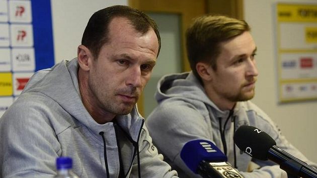 Hlavní trenér Radoslav Látal (vlevo) a asistent kapitána David Houska na tiskové konferenci Hlavní trenér Radoslav Látal (vlevo) a asistent kapitána David Houska na tiskové konferenci