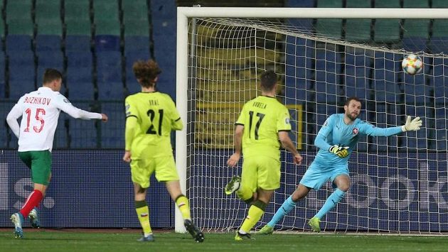 Bulhar Vasil Božikov překonává českého brankáře Ondřeje Koláře. Bulhar Vasil Božikov překonává českého brankáře Ondřeje Koláře.