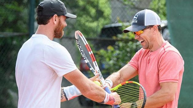 Martin Havlát (vlevo) a Marek Židlický během tenisového turnaje hokejových osobností v Berouně. Martin Havlát (vlevo) a Marek Židlický během tenisového turnaje hokejových osobností v Berouně.