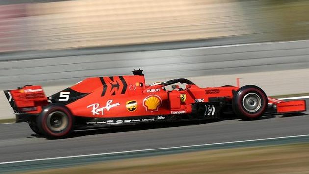 Pilot Ferrari Sebastian Vettel během pátečních testů. Pilot Ferrari Sebastian Vettel během pátečních testů.
