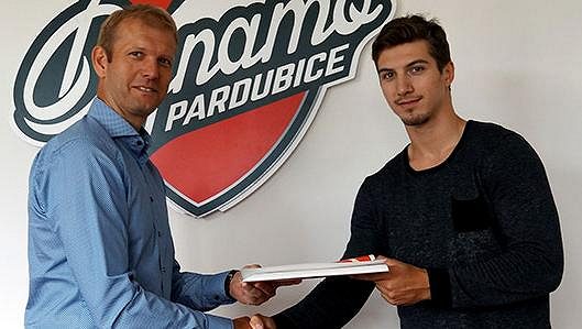 Slovenský útočník Miloš Bubela po podpisu smlouvy s Dynamem. Vlevo tehdejší předseda představenstva a generální manažer klubu Dušan Salfický. Slovenský útočník Miloš Bubela po podpisu smlouvy s Dynamem. Vlevo tehdejší předseda představenstva a generální manažer klubu Dušan Salfický.