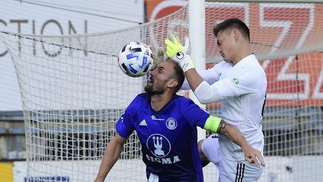 Zleva Roman Hubník z Olomouce v souboji s brankářem Bohemians Patrikem Le Giangem. Přihlíží Lukáš Hůlka z Bohemians. Zleva Roman Hubník z Olomouce v souboji s brankářem Bohemians Patrikem Le Giangem. Přihlíží Lukáš Hůlka z Bohemians.
