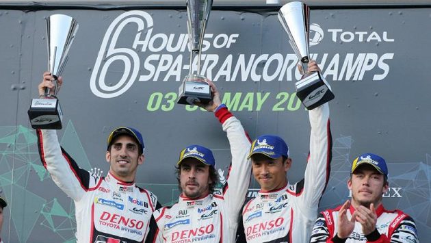 Fernando Alonso (druhý zleva) už zase ví, jak chutná vítězství... Fernando Alonso (druhý zleva) už zase ví, jak chutná vítězství...