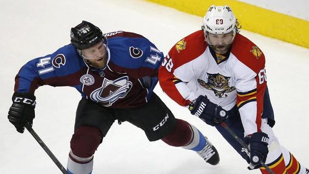 Jaromír Jágr z Floridy a Andrew Bodnarchuk z Colorada. Jaromír Jágr z Floridy a Andrew Bodnarchuk z Colorada.