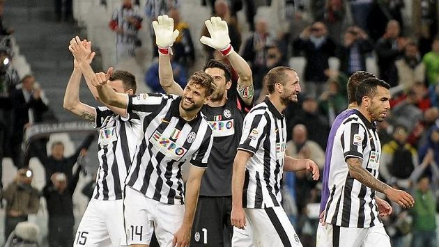 Hráči Juventusu Andrea Barzagli (zleva), Fernando Llorente, Gianluigi Buffon, Giorgio Chiellini a Carlos Tevez slaví po výhře nad Fiorentinou. Hráči Juventusu Andrea Barzagli (zleva), Fernando Llorente, Gianluigi Buffon, Giorgio Chiellini a Carlos Tevez slaví po výhře nad Fiorentinou.