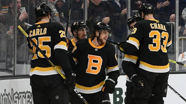 David Pastrňák (uprostřed) se raduje se spoluhráči z Bostonu po gólu proti Buffalu. David Pastrňák (uprostřed) se raduje se spoluhráči z Bostonu po gólu proti Buffalu.