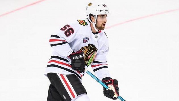 Erik Gustafsson ještě v dresu z Chicaga během utkání NHL proti Philadelphii v říjnu loňského roku v Praze. Erik Gustafsson ještě v dresu z Chicaga během utkání NHL proti Philadelphii v říjnu loňského roku v Praze.