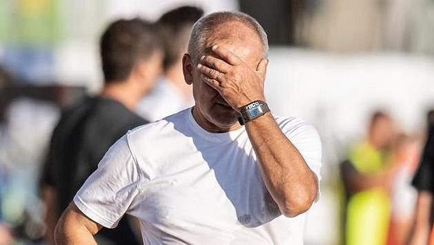 Kam to ten fotbal jenom spěje.... Zkušený jablonecký trenér Petr Rada si raději zakrývá tvář před chystanou smrští změn v pravidlech. Kam to ten fotbal jenom spěje.... Zkušený jablonecký trenér Petr Rada si raději zakrývá tvář před chystanou smrští změn v pravidlech.