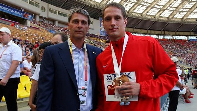 Oštěpařský mistr světa Vítězslav Veselý se svým trenérem Janem Železným. Oštěpařský mistr světa Vítězslav Veselý se svým trenérem Janem Železným.