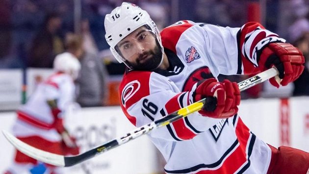 Kanadský útočník Stelio Mattheos v dresu Charlotte Checkers. Kanadský útočník Stelio Mattheos v dresu Charlotte Checkers.