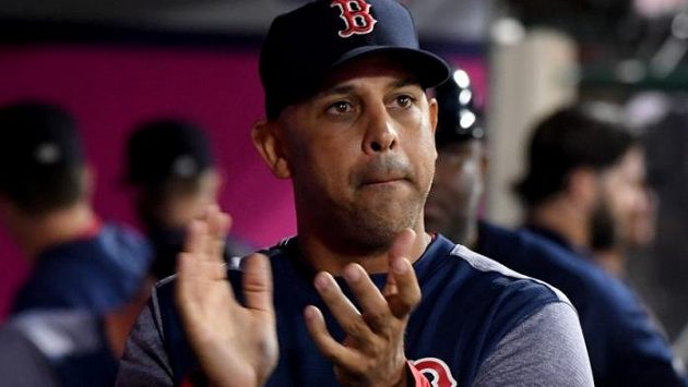 Kvůli aféře s "kradením" signálů v zámořské baseballové lize MLB přišel o místo i trenér Bostonu Red Sox Alex Cora Kvůli aféře s "kradením" signálů v zámořské baseballové lize MLB přišel o místo i trenér Bostonu Red Sox Alex Cora