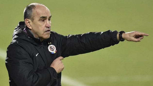 Trenér Sparty Václav Kotal během utkání v Uherském Hradišti. Trenér Sparty Václav Kotal během utkání v Uherském Hradišti.